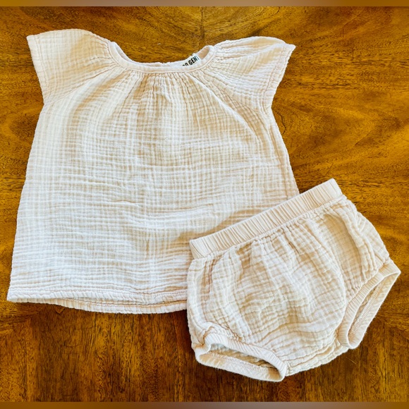 Go Gently Nation Kids Gauze Blouse and Bloomer set in Blush (0-3 months) - Picture 2 of 7